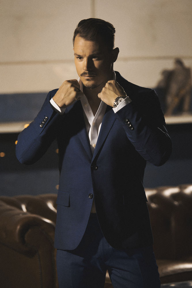 Classic-Blazer-20-Navy-Det2 600 navy Model