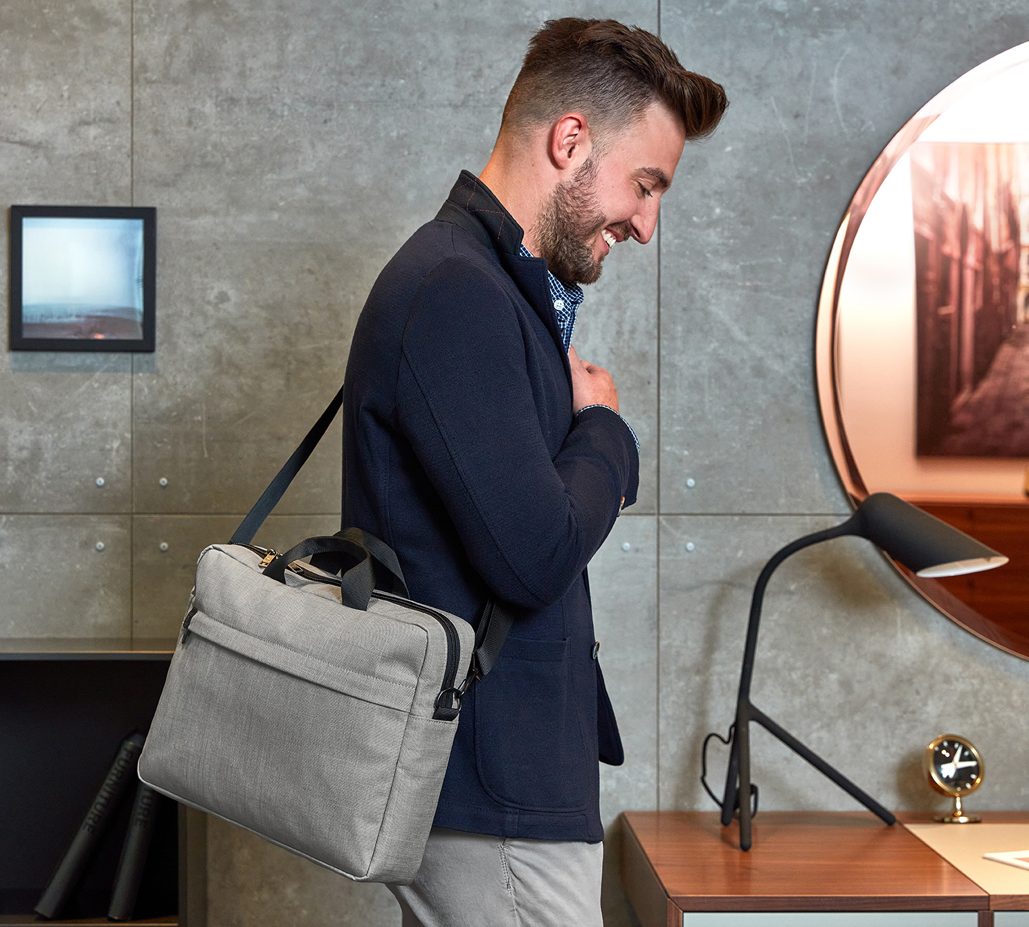 1816515-P-728_schraeg_rechts_ueber_Schulter_2 Notebook Bag Europe Halfar HF6515